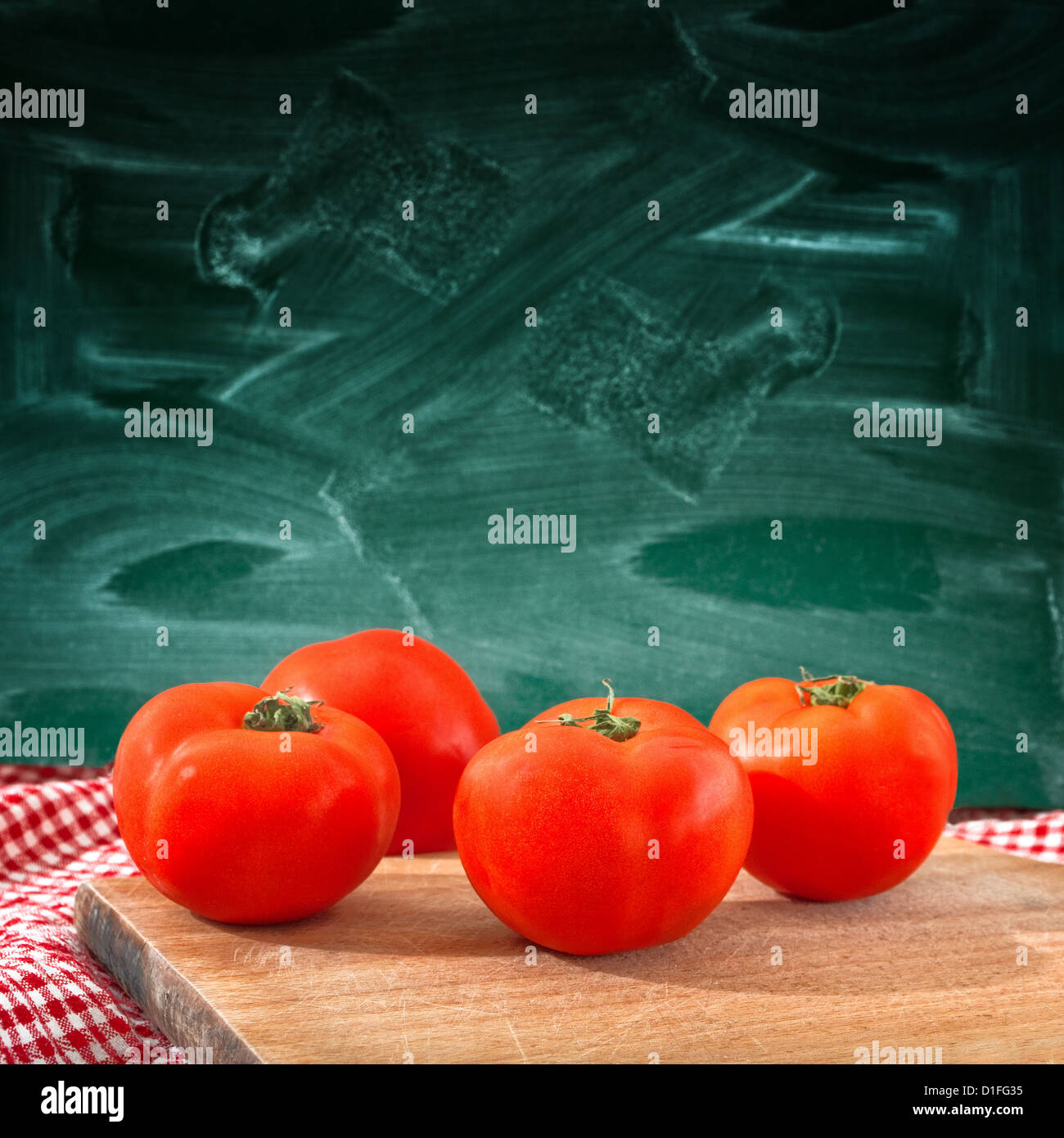 Rosso fresco vegetali di pomodoro su un tavolo da cucina Foto Stock