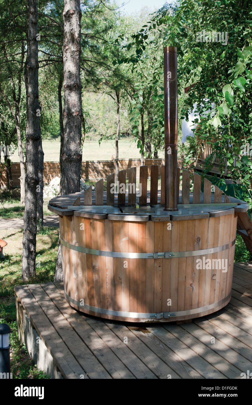 Sauna in legno vasca da bagno all'aperto nel bosco Foto stock - Alamy