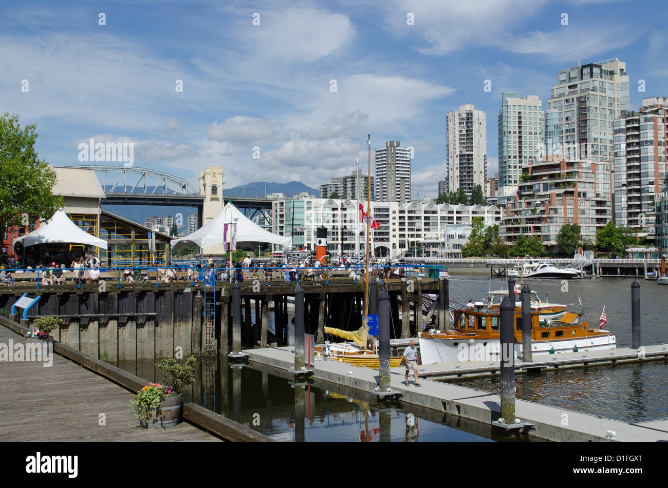 L'ultra moderna città di Vancouver British Columbia in Canada con il suo porto e grattacieli Foto Stock