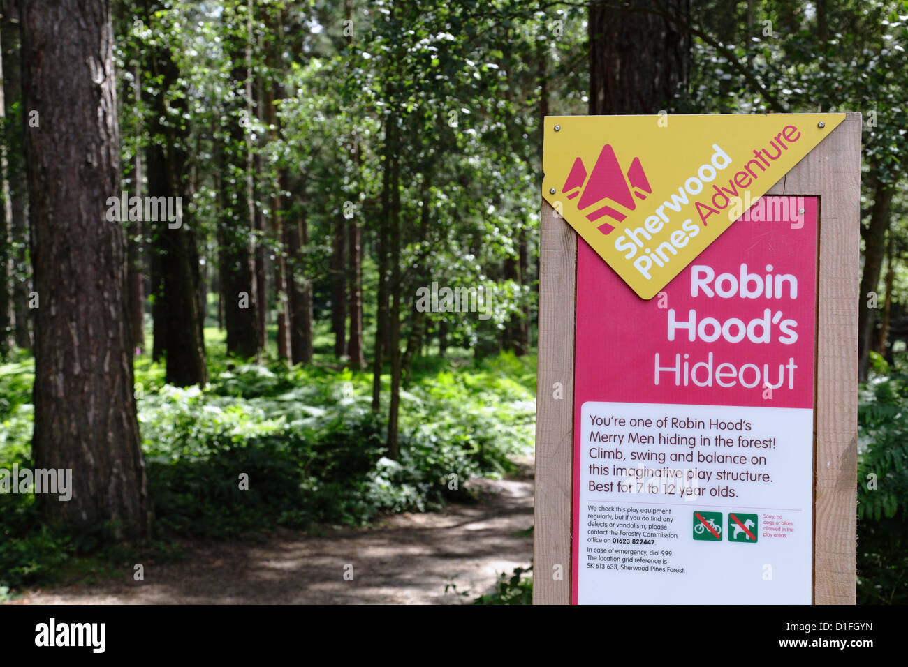 Un cartello informativo per il nascondiglio di Robin Hood a Sherwood Pines Forest Park, Nottingham, Inghilterra, Regno Unito Foto Stock