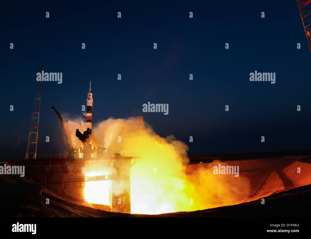 Il Soyuz TMA-07M lanci di razzi dal cosmodromo di Baikonur Dicembre 19, 2012 in Kazakistan. Il razzo sta portando Expedition 34 NASA ingegneri di volo Tom Marshburn, Soyuz Commander Romanenko romano e tecnico di volo Chris Hadfield della Canadian Space Agency (CSA) alla stazione spaziale internazionale. Foto Stock