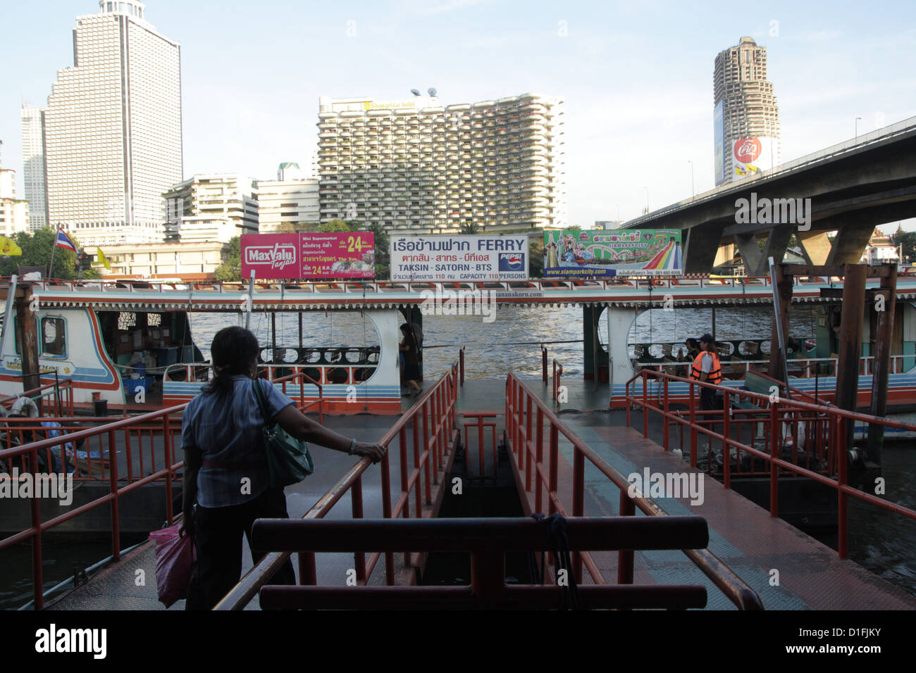 Una barca di traghetto sul molo vicino Ponte Sathorn a Bangkok , Thailandia Foto Stock