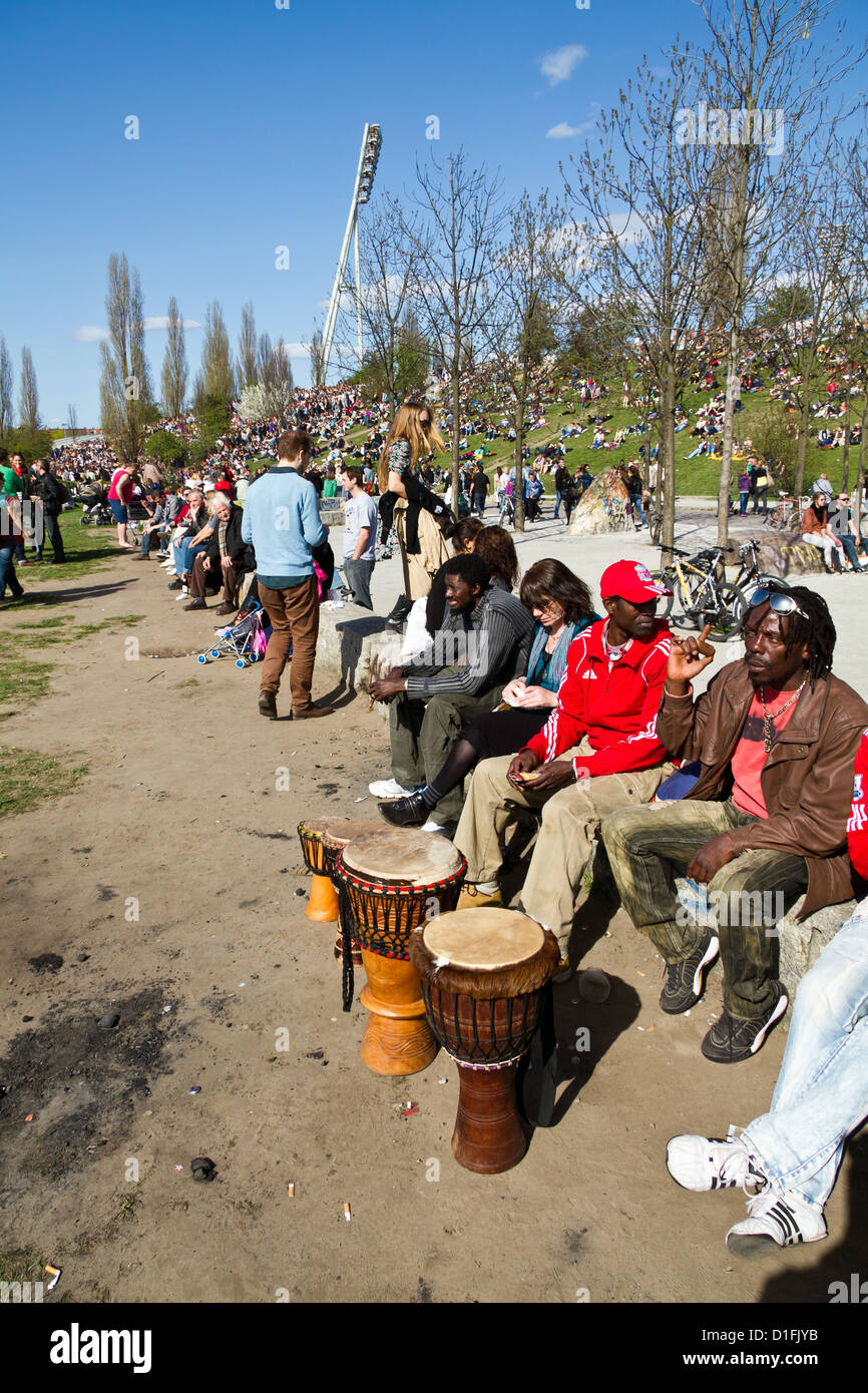 I percussionisti nel muro di Berlino Il parco ( Mauerpark) a Berlino su una soleggiata Domenica pomeriggio la Germania Foto Stock