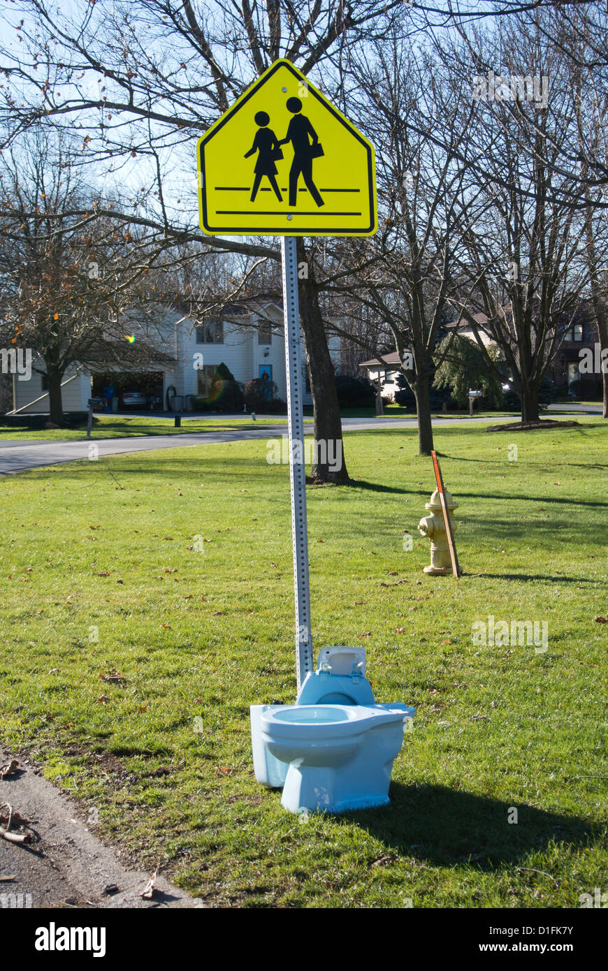 I bambini segno di incrocio con scartato sedile di gabinetto. Foto Stock