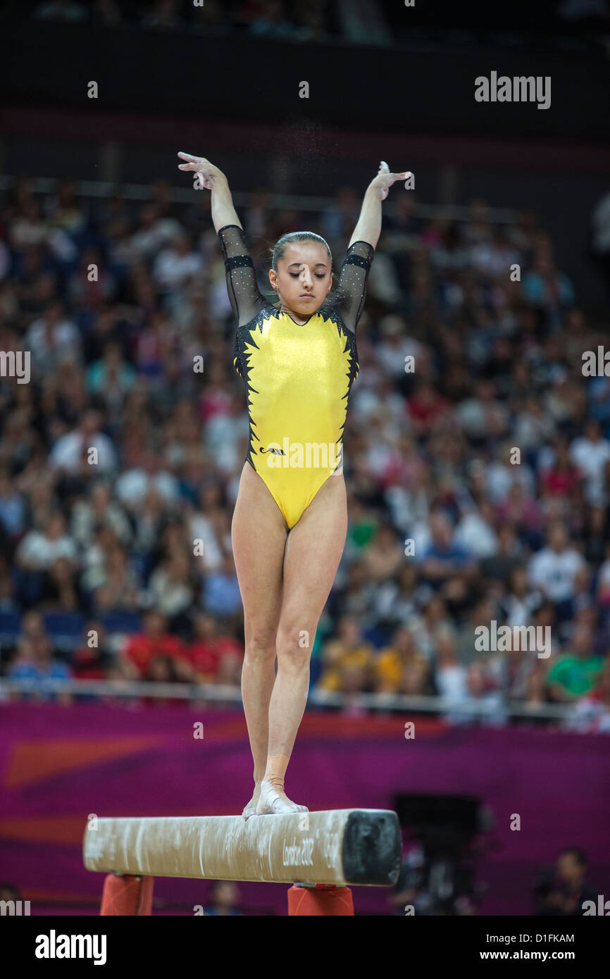 Larisa Andreea Iordache (RM), in competizione durante le donne del saldo finale del fascio al 2012 Olimpiadi estive di Londra, Inghilterra. Foto Stock