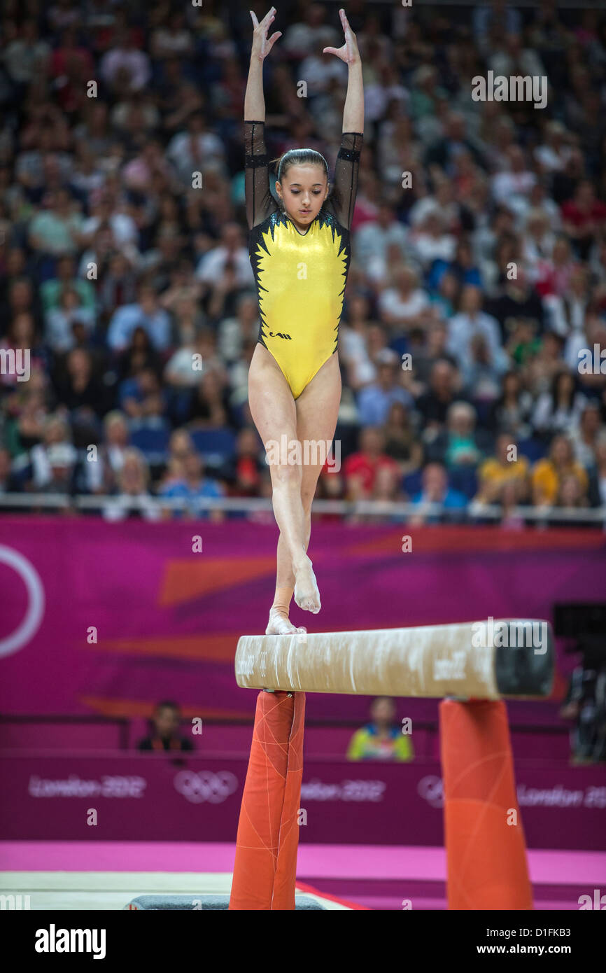 Larisa Andreea Iordache (RM), in competizione durante le donne del saldo finale del fascio al 2012 Olimpiadi estive di Londra, Inghilterra. Foto Stock