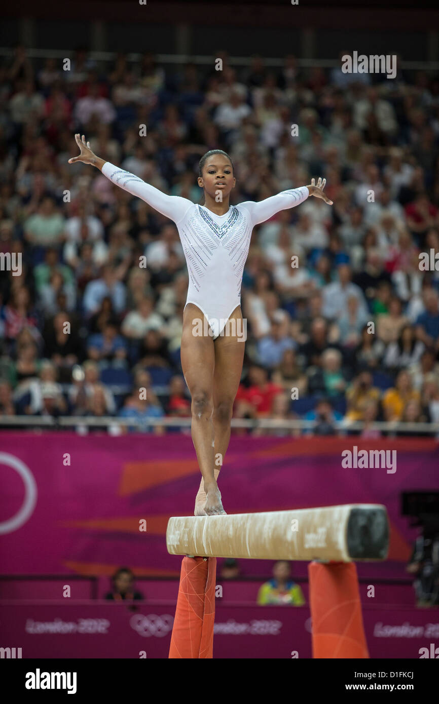 Gabrielle Douglas (USA), in competizione durante le donne del saldo finale del fascio al 2012 Olimpiadi estive di Londra, Inghilterra. Foto Stock