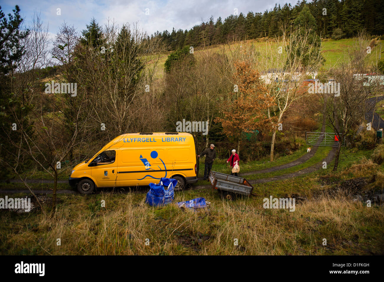 Un giallo libreria mobile service van visitando una casa isolata di Cwmsymlog vicino a Aberystwyth Ceredigion REGNO UNITO Galles Foto Stock