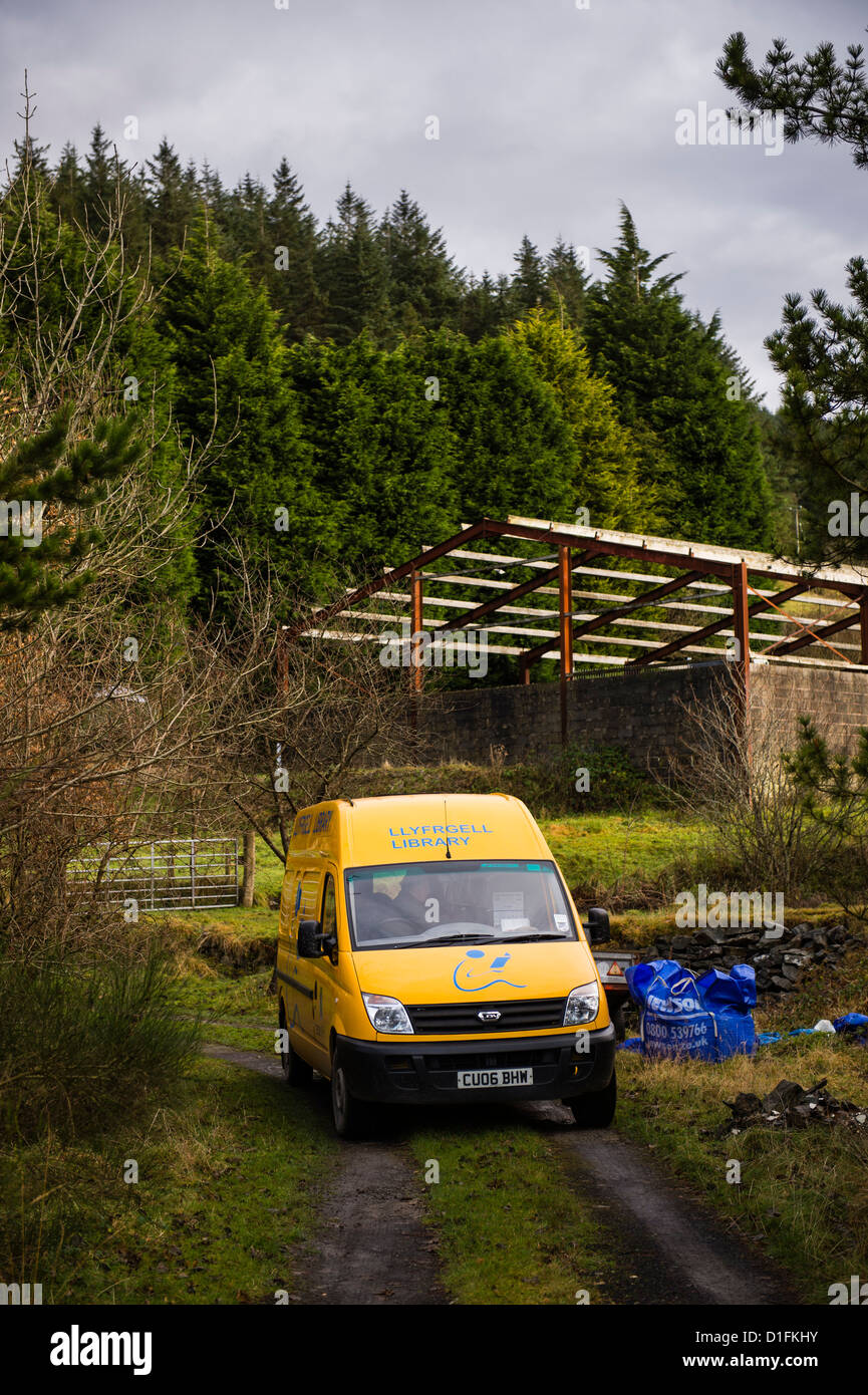 Un giallo libreria mobile service van visitando una casa isolata di Cwmsymlog vicino a Aberystwyth Ceredigion REGNO UNITO Galles Foto Stock