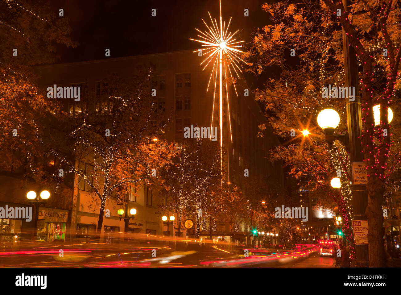 WA07919-00...WASHINGTON - il Macy stella brilla al di sopra di 4° Avenue dal Westlake Park nel centro cittadino di Seattle. Foto Stock