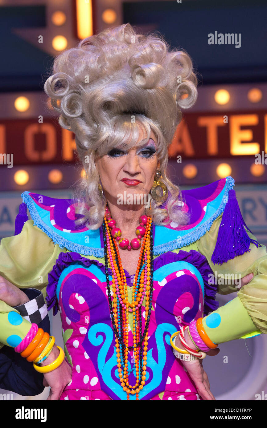 Lily Savage, aka Paul O'Grady stelle come la vedova Twankey nel Natale pantomime "Aladdin' all'O2, Teatro Arena O2 Foto Stock