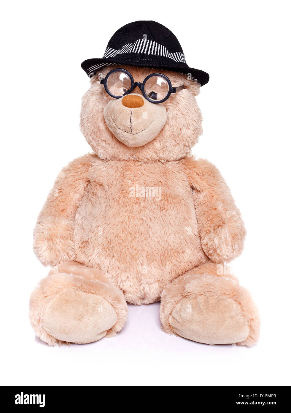 Orsacchiotto di peluche con gli occhiali e cappello seduto su sfondo bianco Foto Stock