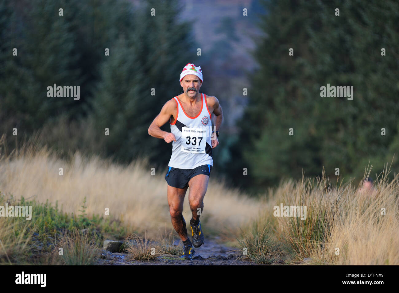 Uomo che corre in una gara di trail Foto Stock