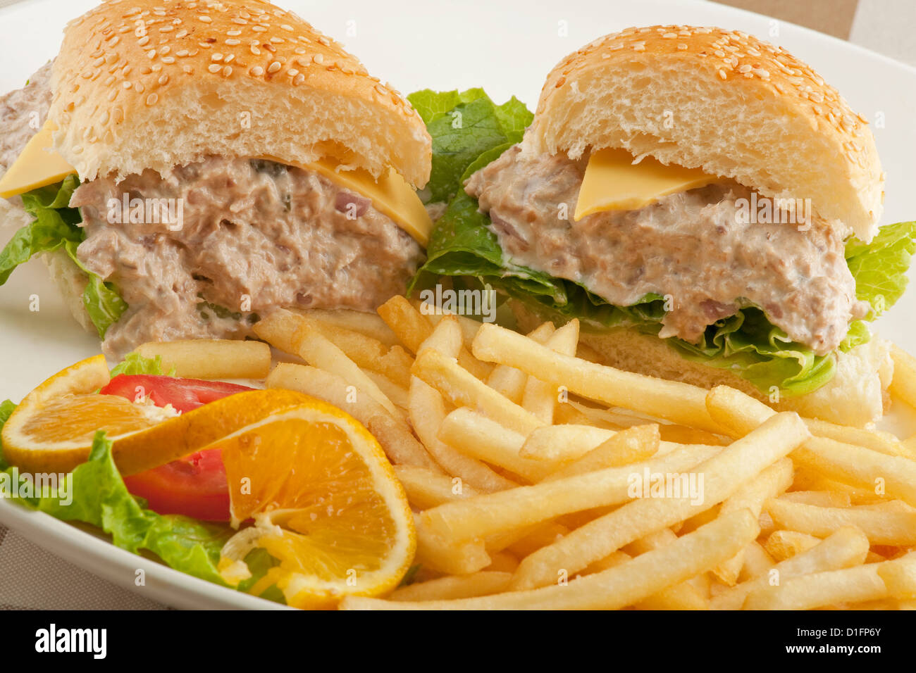 Una deliziosa insalata di tonno sandwich con patate fritte Foto Stock