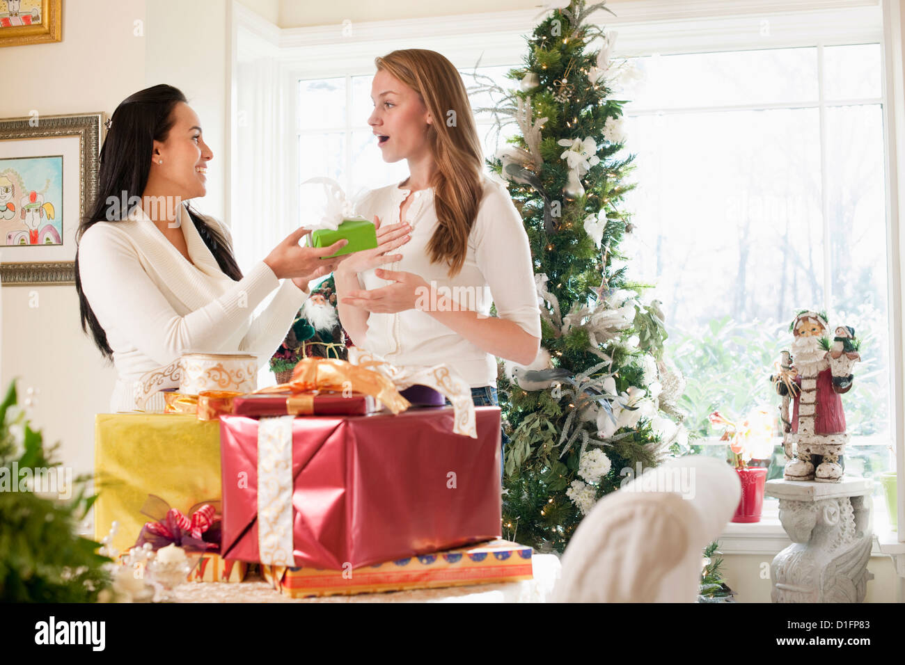 Gli amici lo scambio di regali di Natale Foto Stock