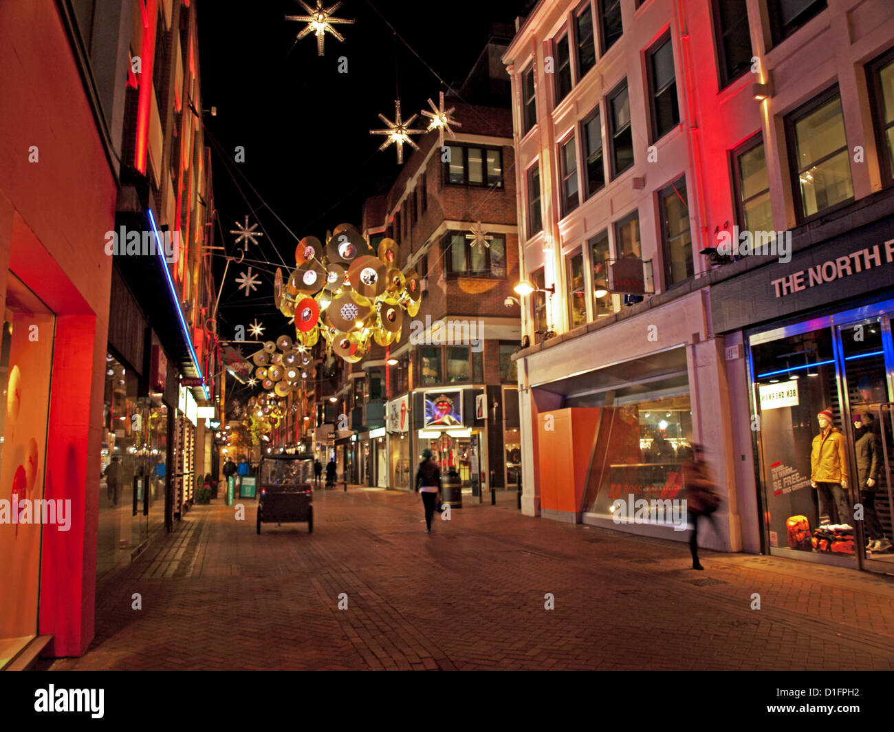 Le decorazioni di Natale sulla Carnaby Street, Londra, Regno Unito il 18 dicembre 2012 mostra grande 3D sfere sospesi in tutta Carnaby contenente oro e argento dischi in vinile. Carnaby Street è famosa in tutto il mondo per il suo patrimonio musicale come anche il suo patrimonio di moda e questo anno di installazione di Natale è una collaborazione con i Rolling Stones nella celebrazione del suo cinquantesimo anniversario. Foto Stock