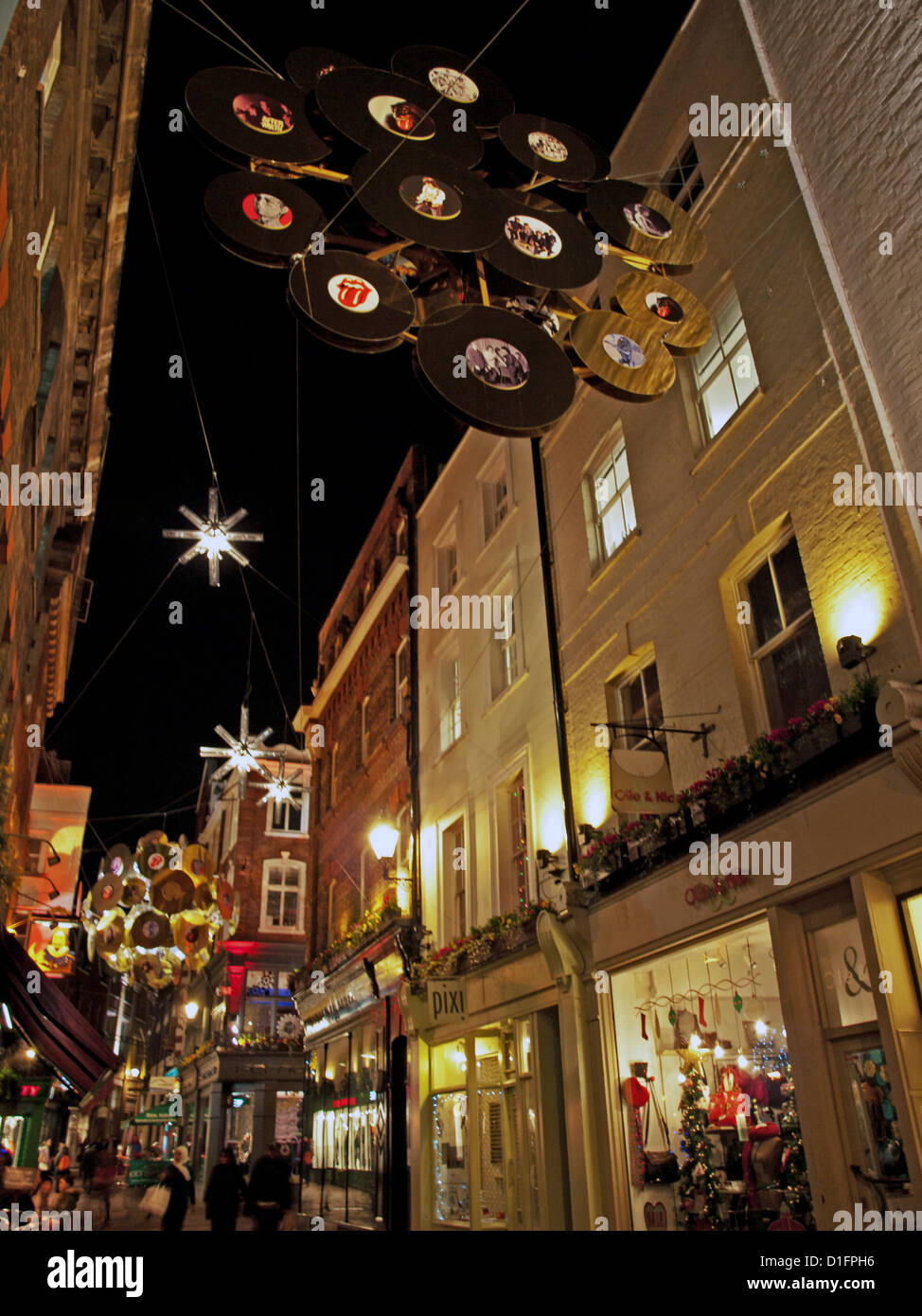 Le decorazioni di Natale sulla Carnaby Street, Londra, Regno Unito il 18 dicembre 2012 mostra grande 3D sfere sospesi in tutta Carnaby contenente oro e argento dischi in vinile. Carnaby Street è famosa in tutto il mondo per il suo patrimonio musicale come anche il suo patrimonio di moda e questo anno di installazione di Natale è una collaborazione con i Rolling Stones nella celebrazione del suo cinquantesimo anniversario. Foto Stock