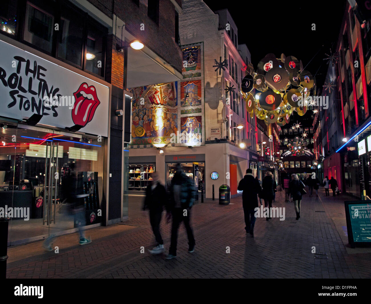 Il Rolling Stones pop up shop in su Carnaby Street, Londra, Regno Unito il 18 dicembre 2012, una curata spazio che si vendono in edizione limitata di capi di vestiario e di stampe più la banda del nuovo Greatest Hits collezioni. Carnaby Street è famosa in tutto il mondo per il suo patrimonio musicale come anche il suo patrimonio di moda e questo anno di installazione di Natale è una collaborazione con i Rolling Stones nella celebrazione del suo cinquantesimo anniversario. Foto Stock