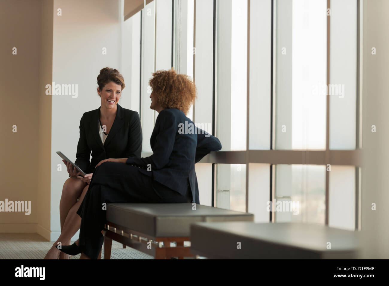 Imprenditrici parlando in area di attesa Foto Stock