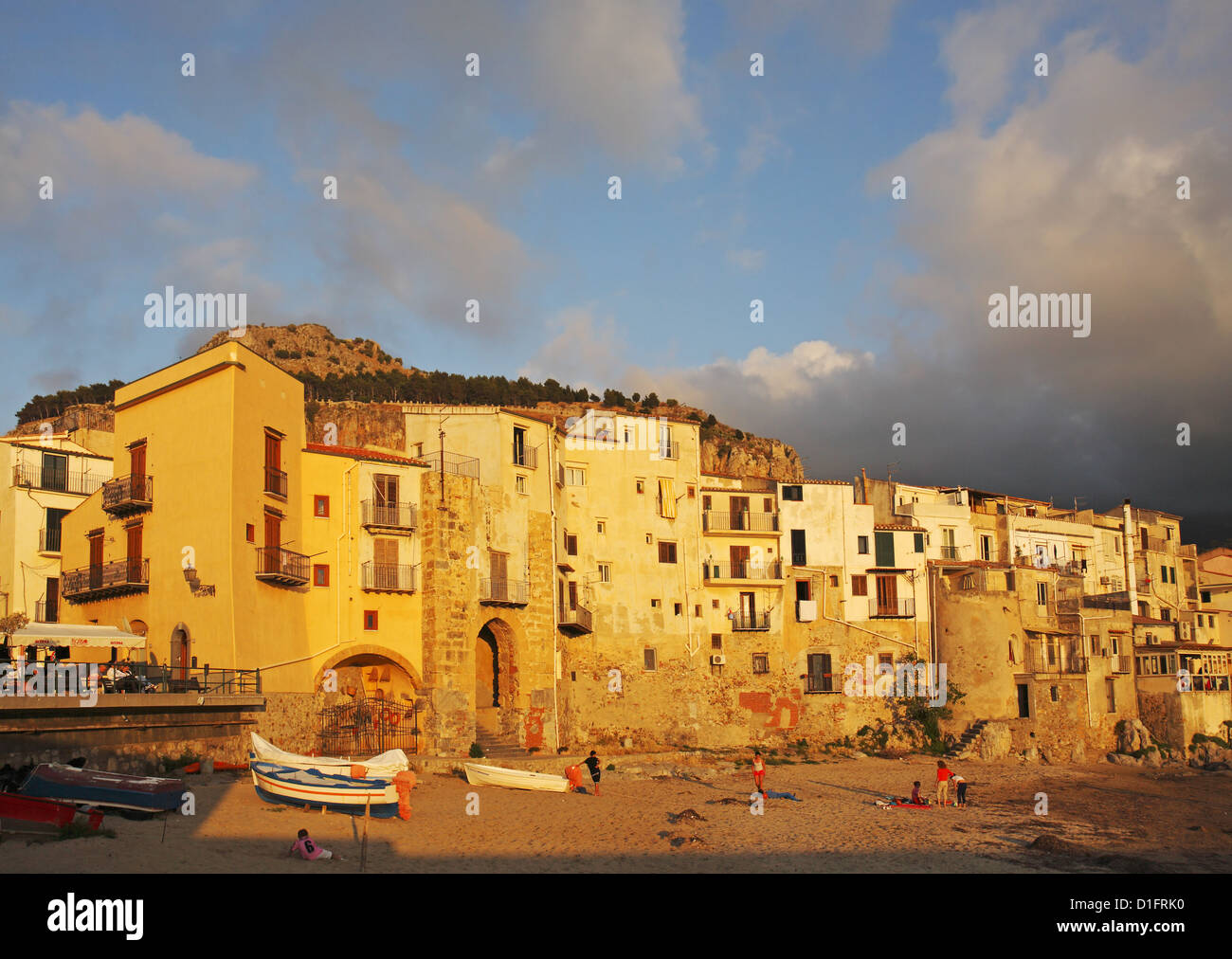 Cefalù città vecchia e il porto al tramonto, Sicilia, Italia Foto Stock