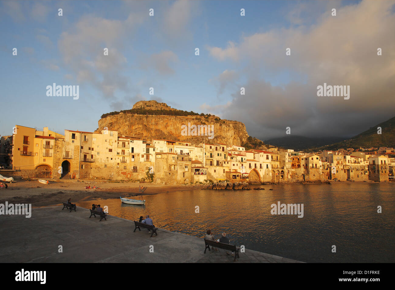 Cefalù città vecchia e il porto al tramonto, Sicilia, Italia Foto Stock