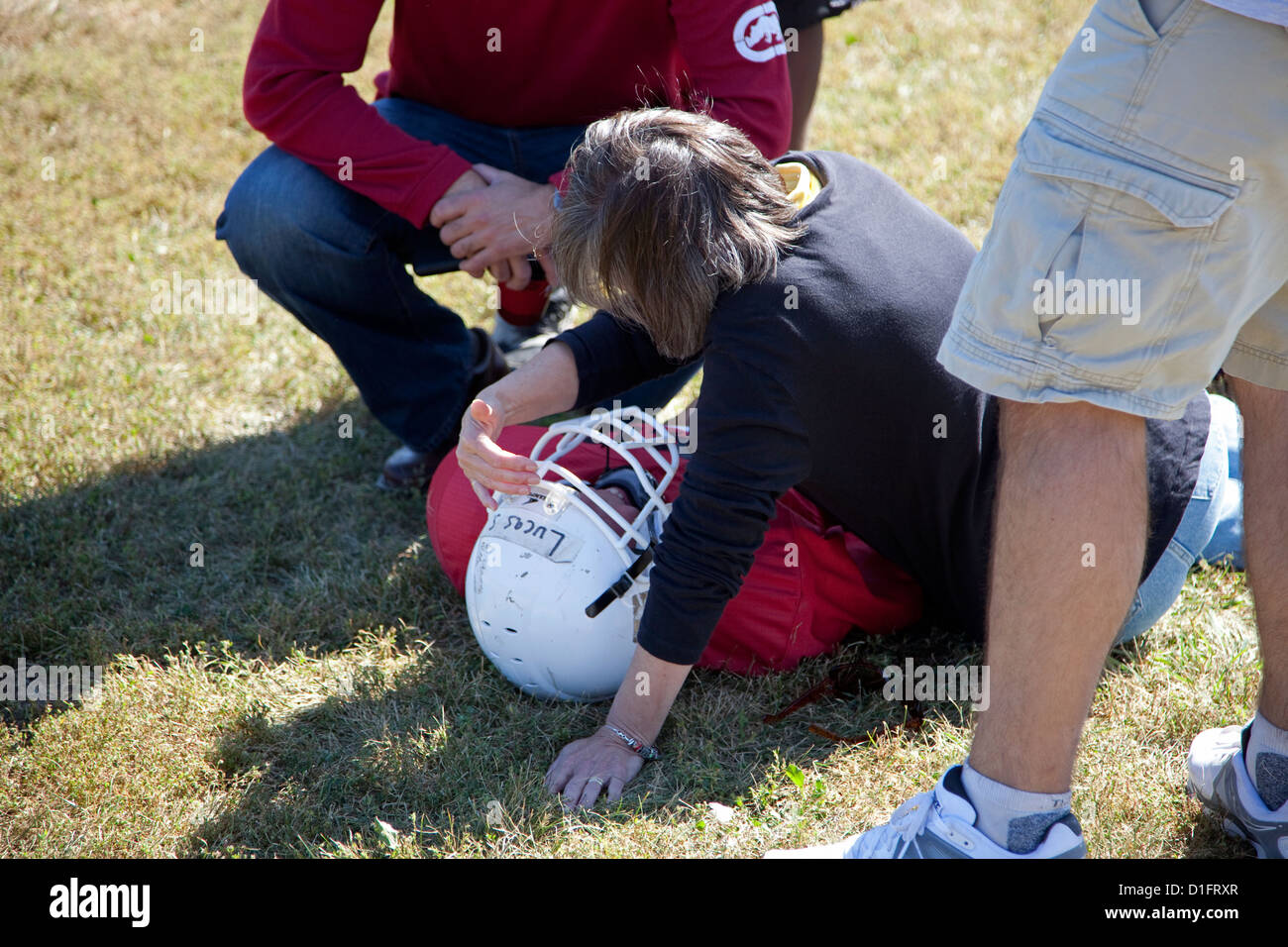 Feriti giocatore di calcio essendo frequentato da infermiere in frequenza. Altezza di Conway's Park St Paul Minnesota MN USA Foto Stock