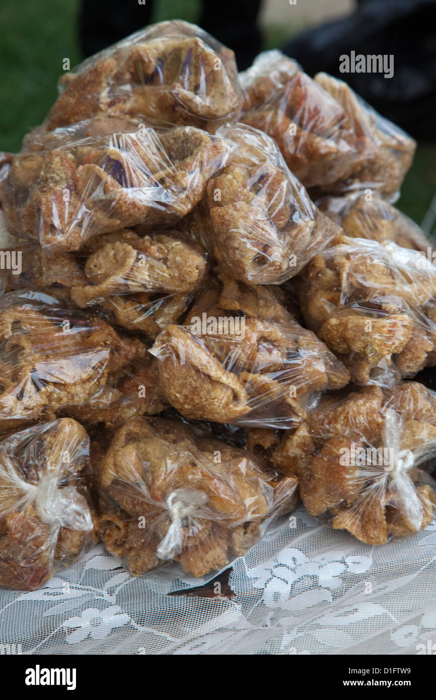 Sacchetti di plastica di cotiche pronti per la vendita al San Ignacio mercato, Belize. Foto Stock