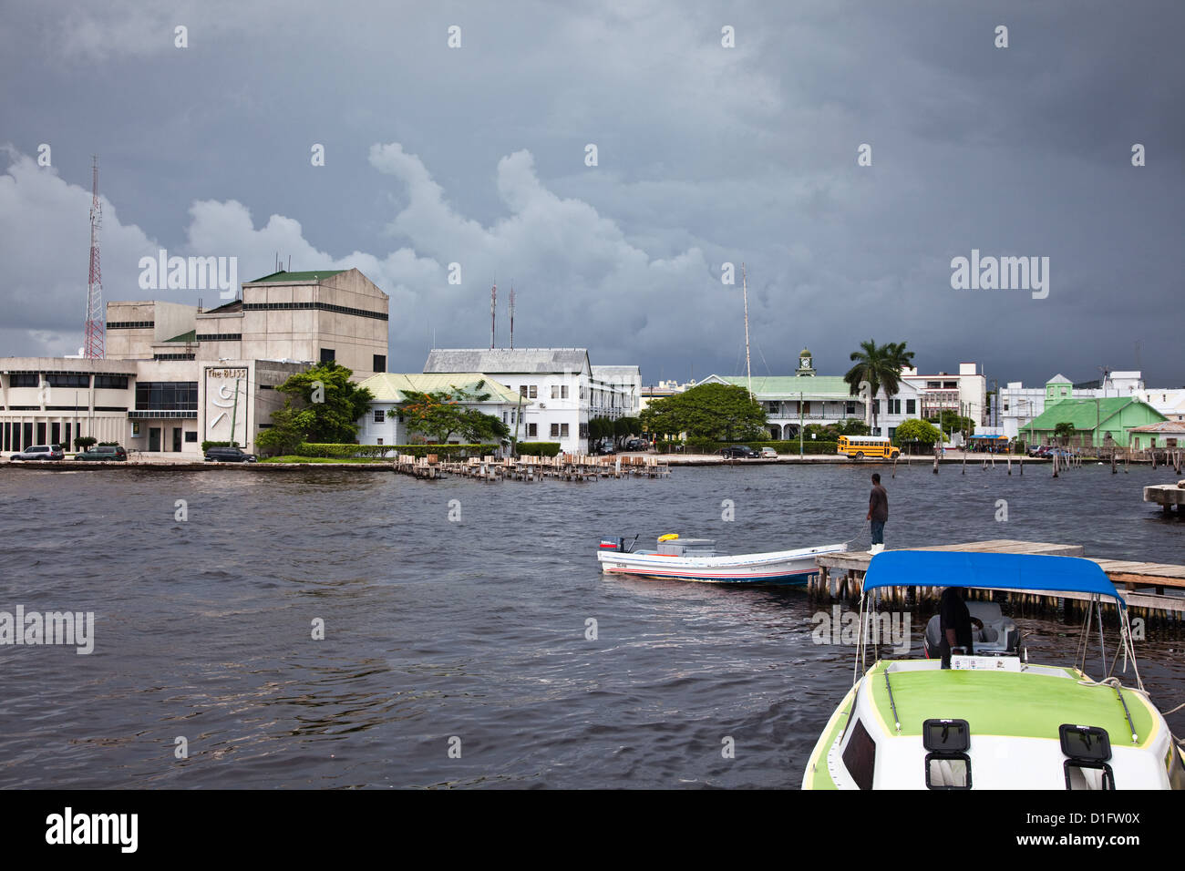 Intorno alla porta come un enorme tempesta si muove attraverso il Belize City. Foto Stock