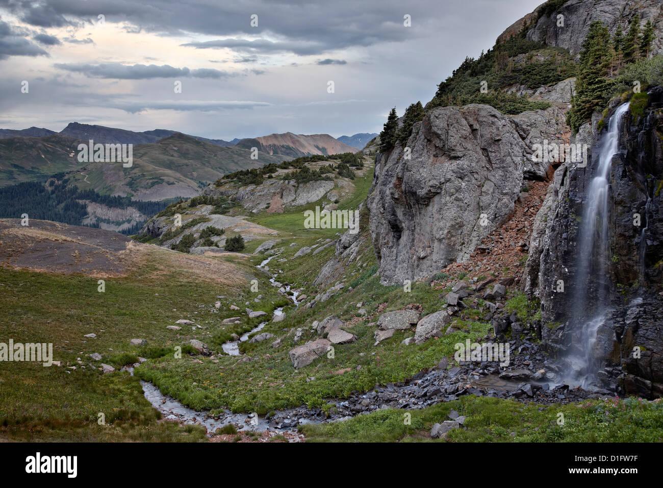 Cascata in un bacino alpino, San Juan National Forest, Colorado, Stati Uniti d'America, America del Nord Foto Stock