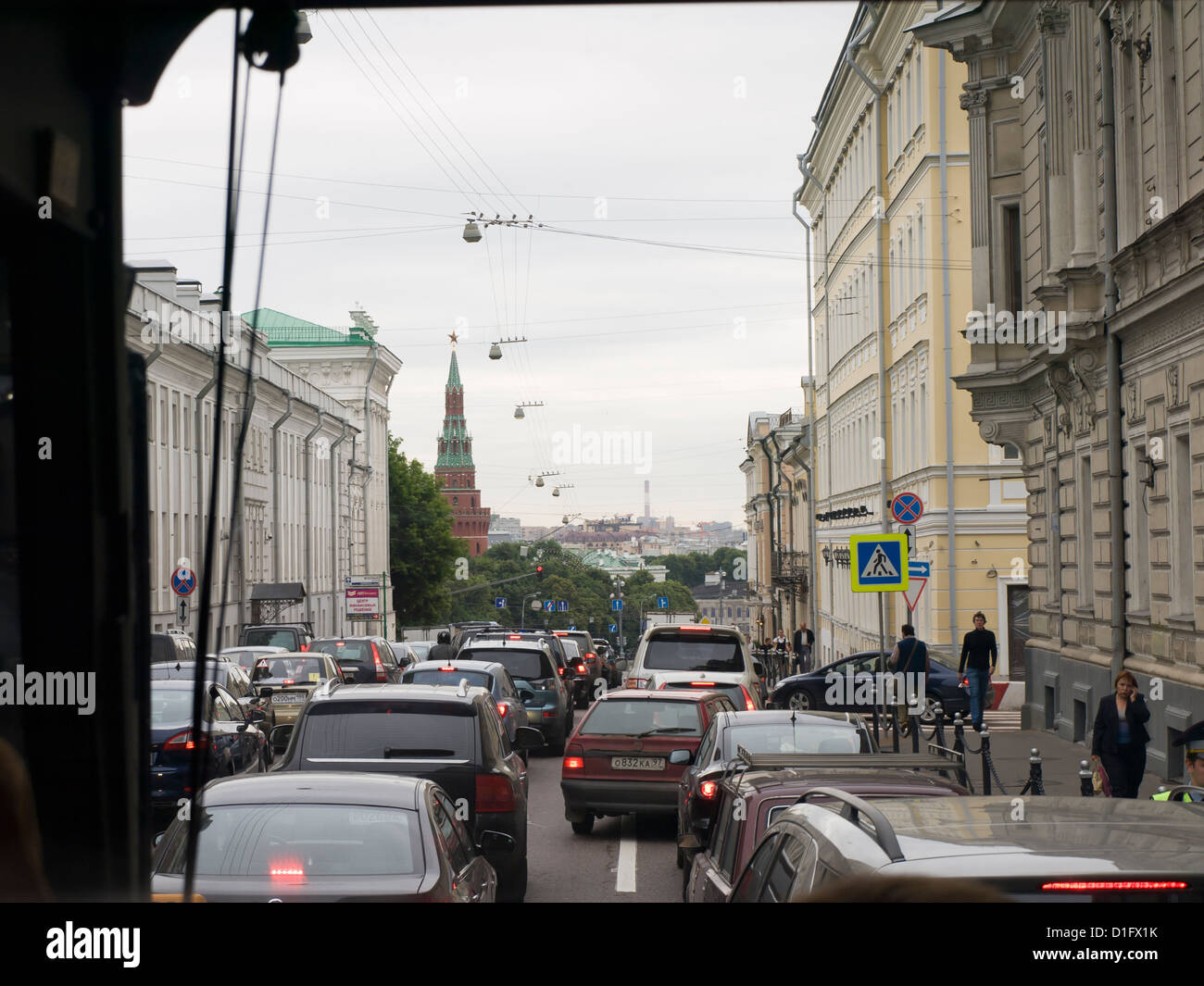 Mattina ora di punta in Mosca Russia visto attraverso il vetro anteriore del pullman Foto Stock