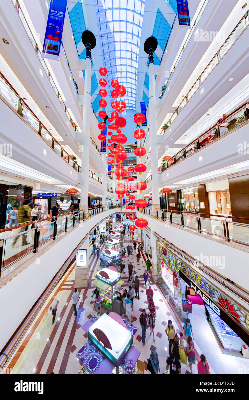 Interno di un moderno complesso di shopping ai piedi delle Torri Petronas, Kuala Lumpur, Malesia, Asia sud-orientale, Asia Foto Stock