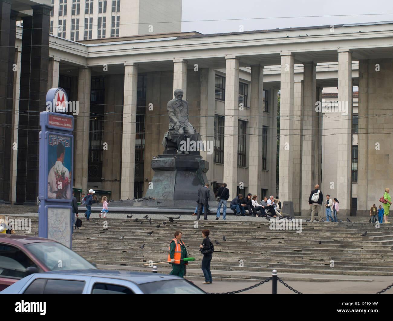 Square e ingresso alla biblioteca Lenin con statua di scrittore russo Fëdor Dostoevskij Mosca Russia Foto Stock