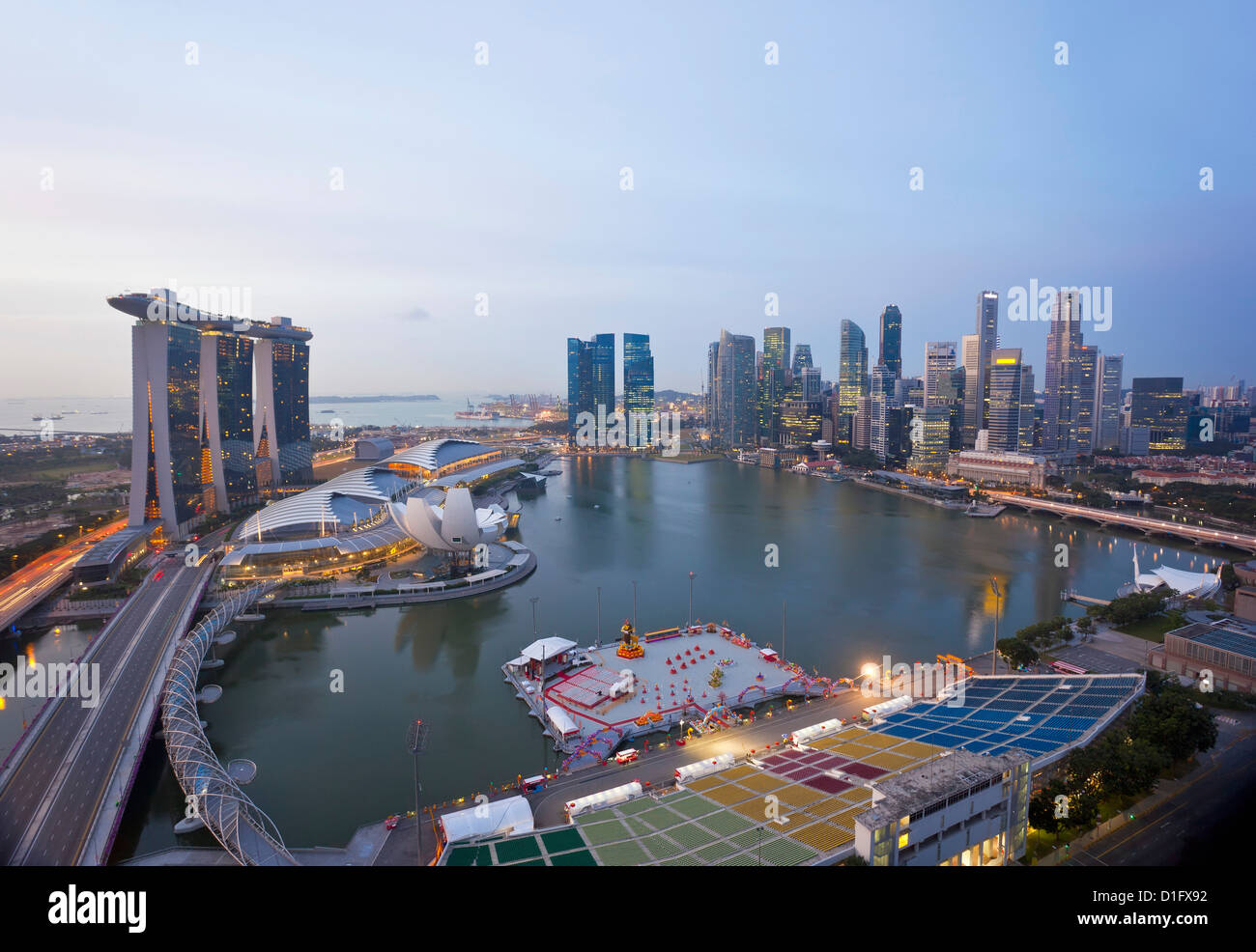 Il ponte di elica e Marina Bay Sands, vista in elevazione su Singapore, Marina Bay, Singapore, Sud-est asiatico, in Asia Foto Stock