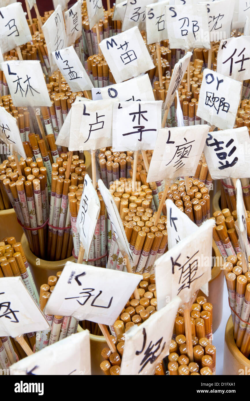 Bacchette per la vendita nel mercato di Chinatown, Temple Street, Singapore, Sud-est asiatico, in Asia Foto Stock