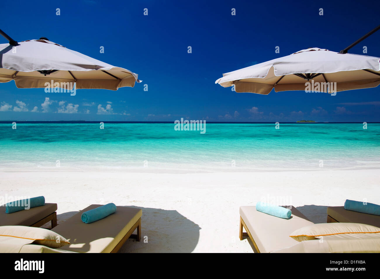 Sedie a sdraio e spiaggia tropicale, Maldive, Oceano Indiano, Asia Foto Stock