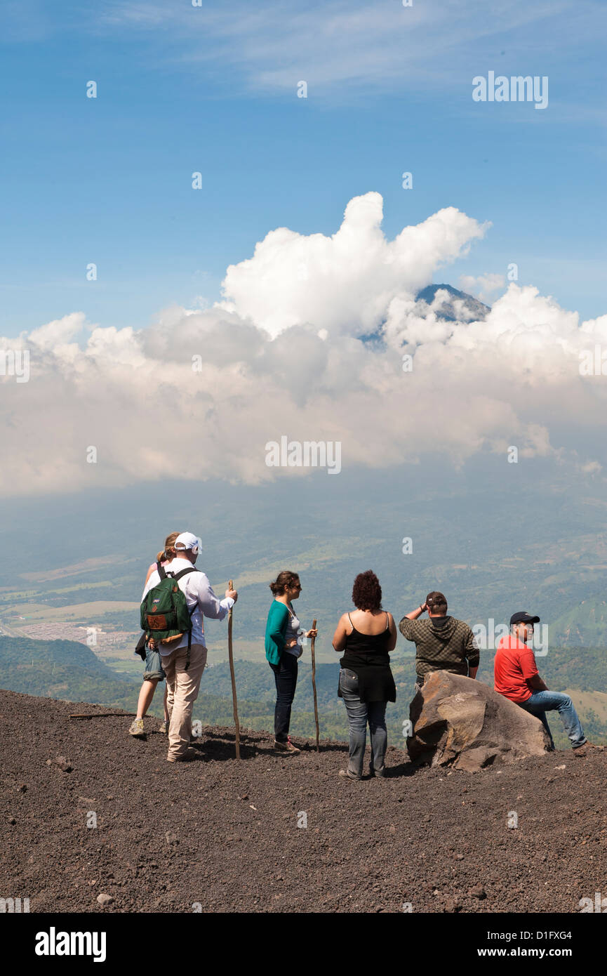 La scalata del vulcano Pacaya, con Fuego vulcano a distanza Antigua, Guatemala, America Centrale Foto Stock
