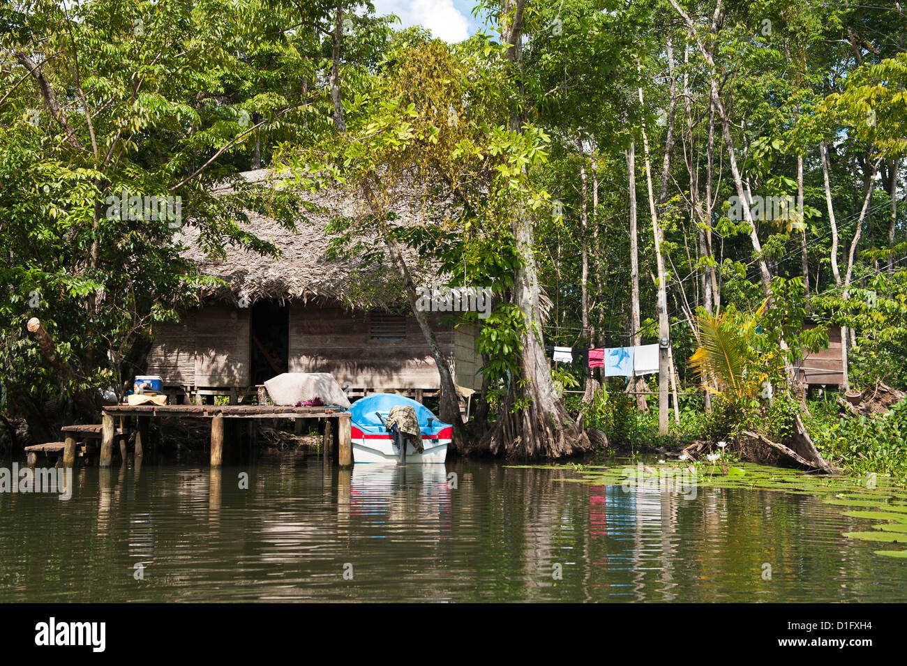 I popoli indigeni abitazione sul lago Izabal (Lago de Izabal), Guatemala, America Centrale Foto Stock