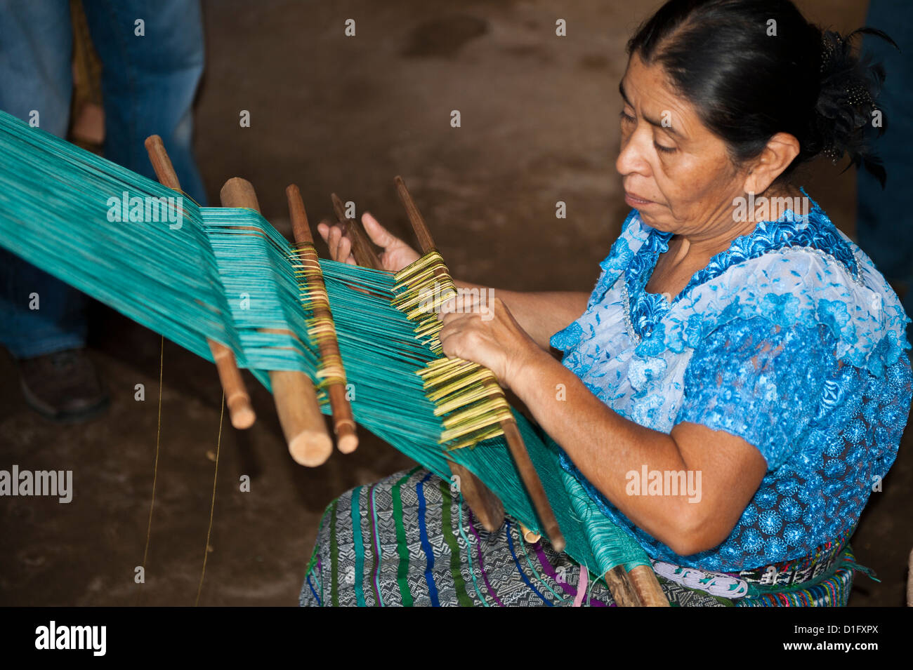 Maya di donna cooperativa tessitore a Santiago Atitlan, Guatemala, America Centrale Foto Stock