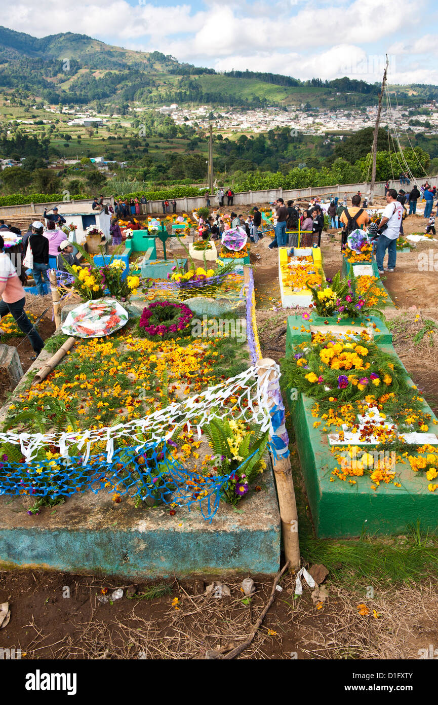 Il giorno dei morti cerimonia nel cimitero di Santiago Sacatepequez, Guatemala, America Centrale Foto Stock