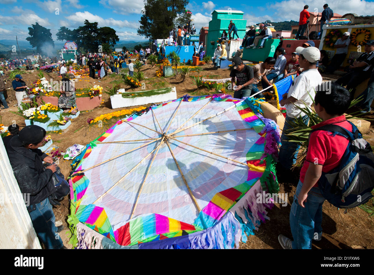 Il giorno dei morti kites (barriletes) nel cimitero di Santiago Sacatepequez, Guatemala, America Centrale Foto Stock