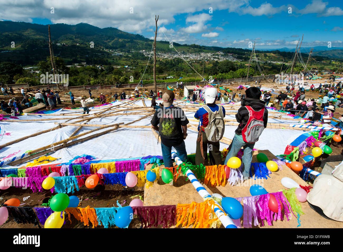 Il giorno dei morti kites (barriletes) nel cimitero di Santiago Sacatepequez, Guatemala, America Centrale Foto Stock