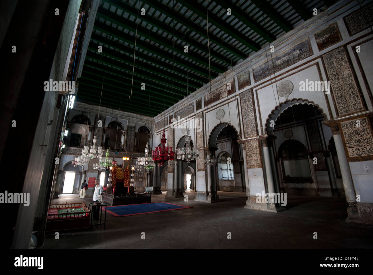 Moschea interno con santo palco e lanterne di vetro, nel Hugli Imambara, sulla banca del fiume Hugli, West Bengal, India Foto Stock