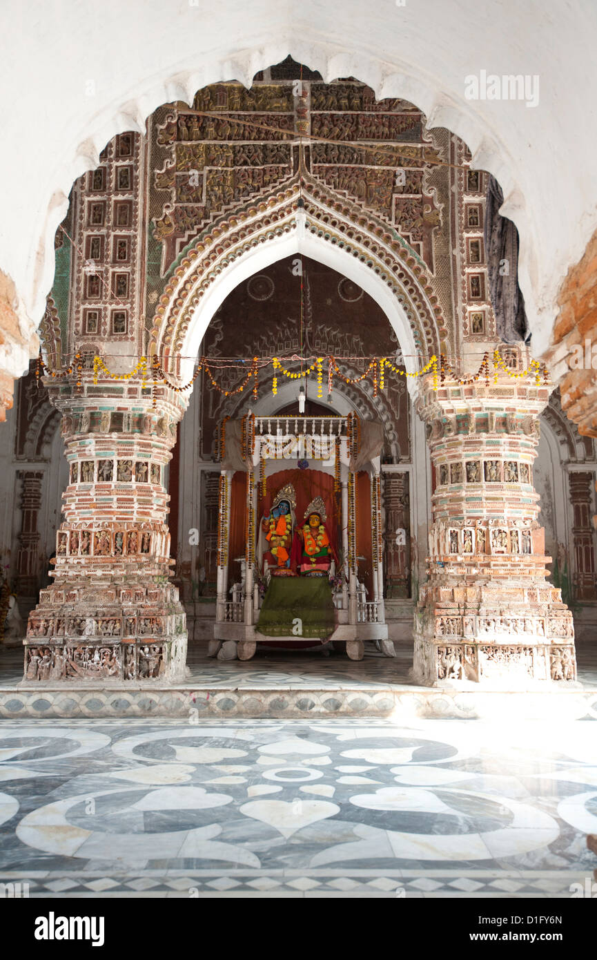 Divinità indù Krishna e Radha nel Lalji Mandir santuario, uno dei templi di terracotta a Kalna, West Bengal, India Foto Stock