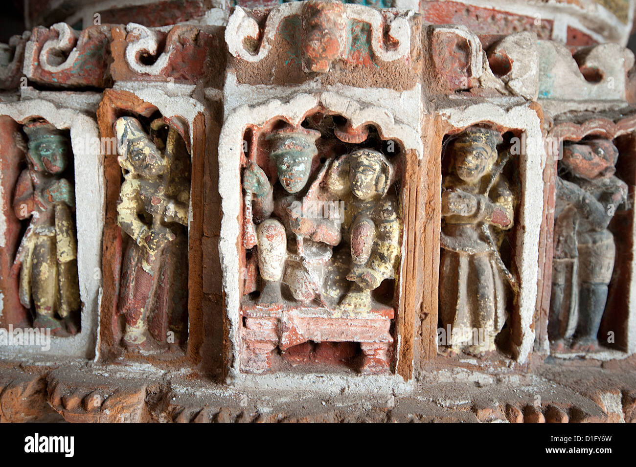 Dettaglio del scolpita e dipinta Terracotta lavoro nel Lalji Mandir, uno dei templi di terracotta a Kalna, West Bengal, India Foto Stock