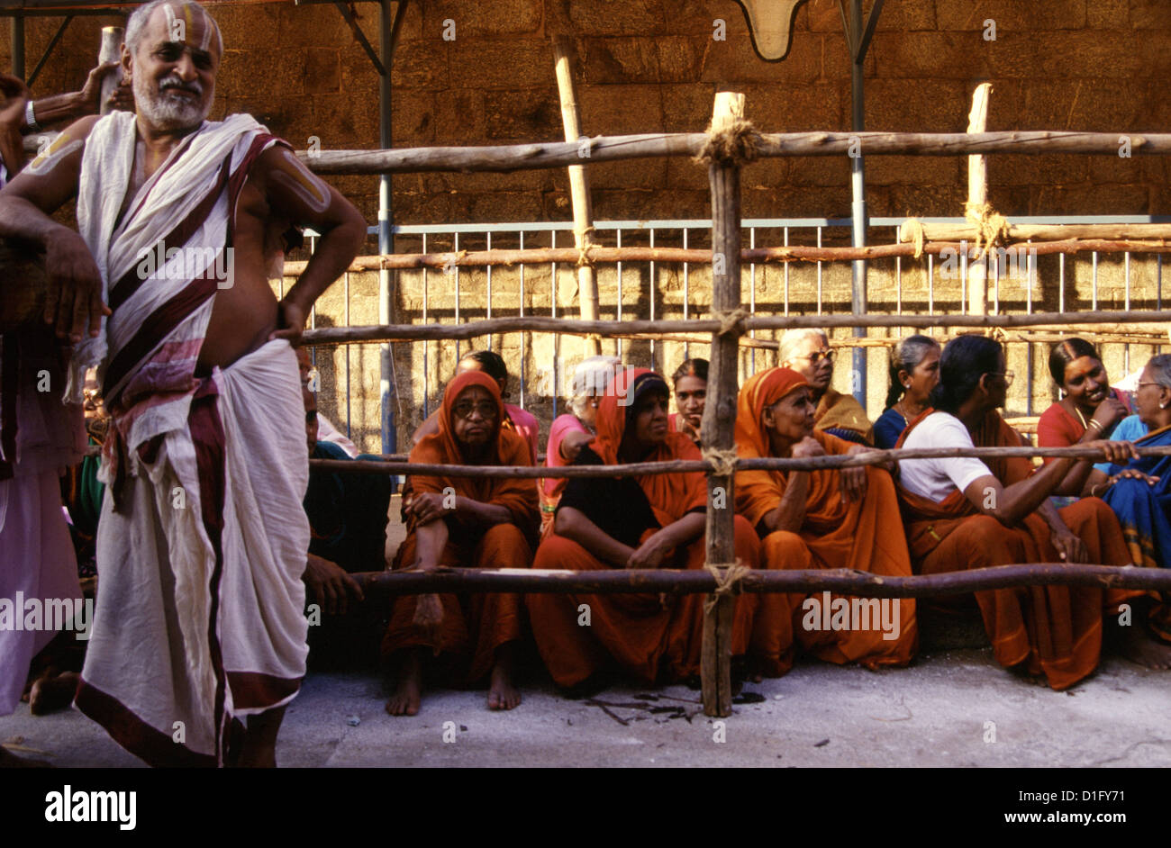 Pellegrini nel cortile del tempio Nataraja in città Di Chidambaram nello stato di Tamil Nadu, India del Sud Foto Stock