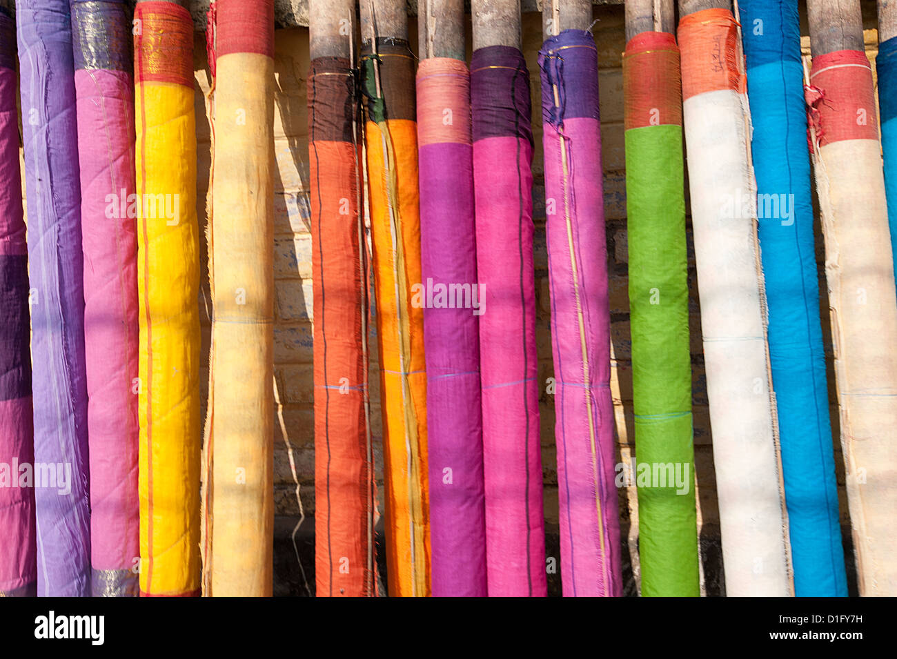 Sari lunghezze delle colorate di cotone tessuta a mano su telai di villaggio, Kalna, West Bengal, India, Asia Foto Stock