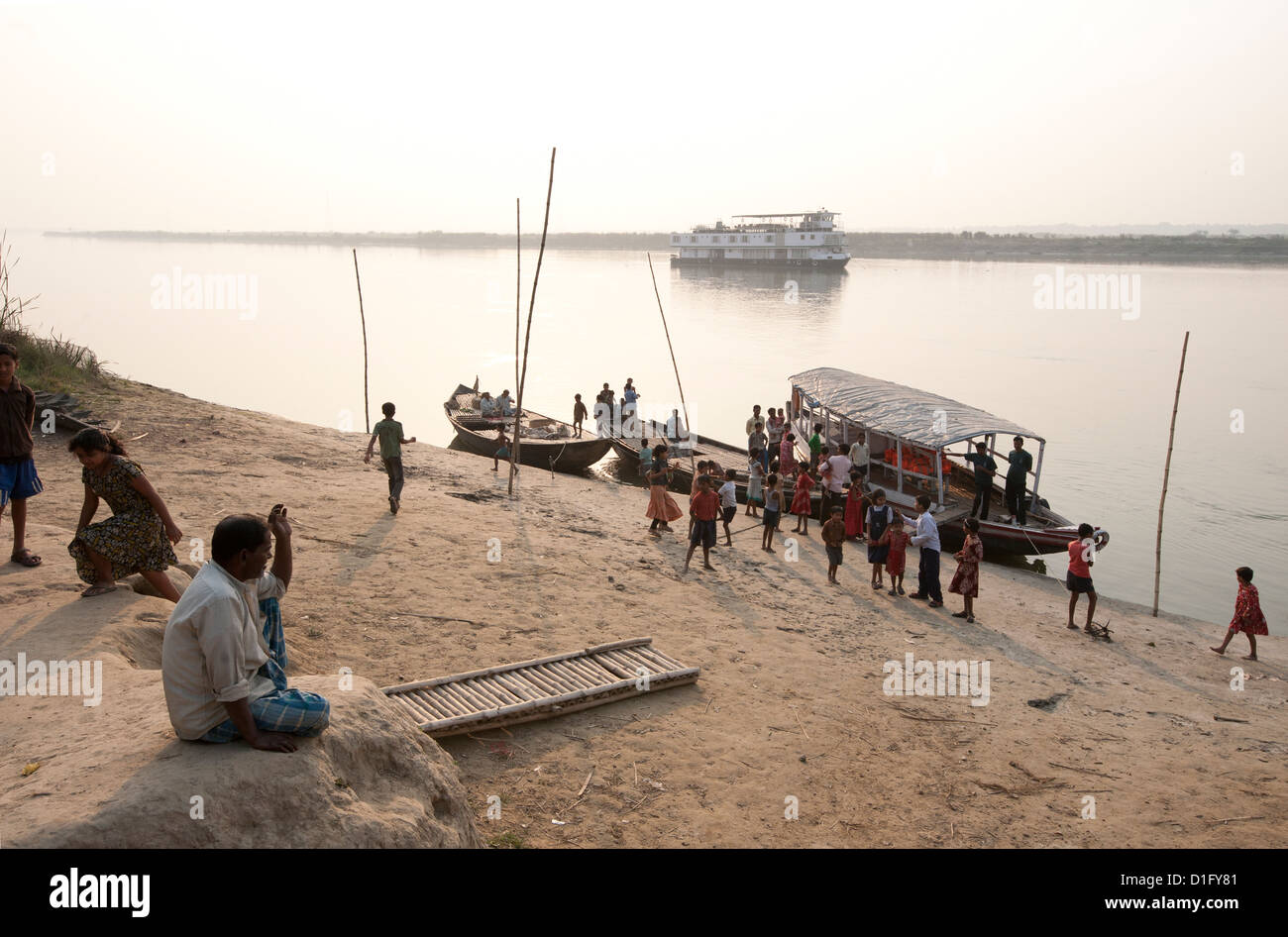 Attività intorno all arrivo del traghetto sulle rive del fiume Hugli (Fiume Hooghly), rurale Bengala Occidentale, India, Asia Foto Stock