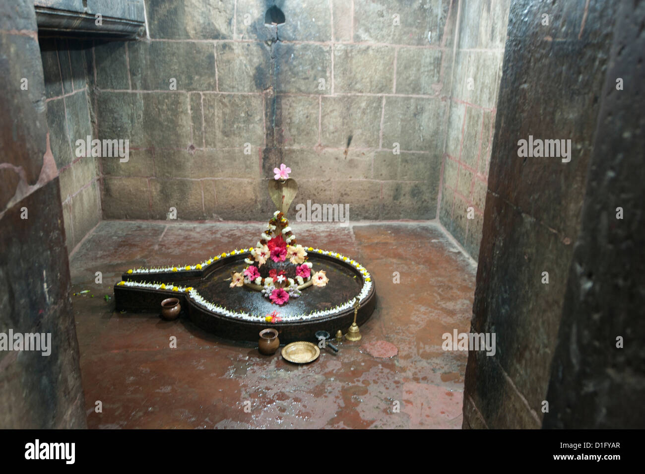 Shiva lingum e yoni, simbolo della dea Shakti, Deula Muktesvara tempio, 970annuncio, Bhubaneshwar, Orissa, India Foto Stock