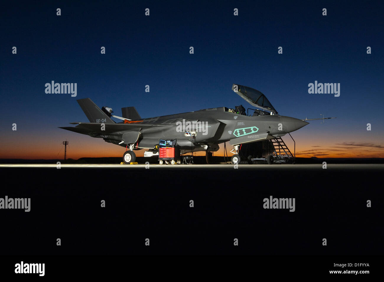 US Air Force F-35 Joint Strike Fighter durante le prove a terra di notte Ottobre 20, 2012 a Edwards Air Force Base, CA Foto Stock
