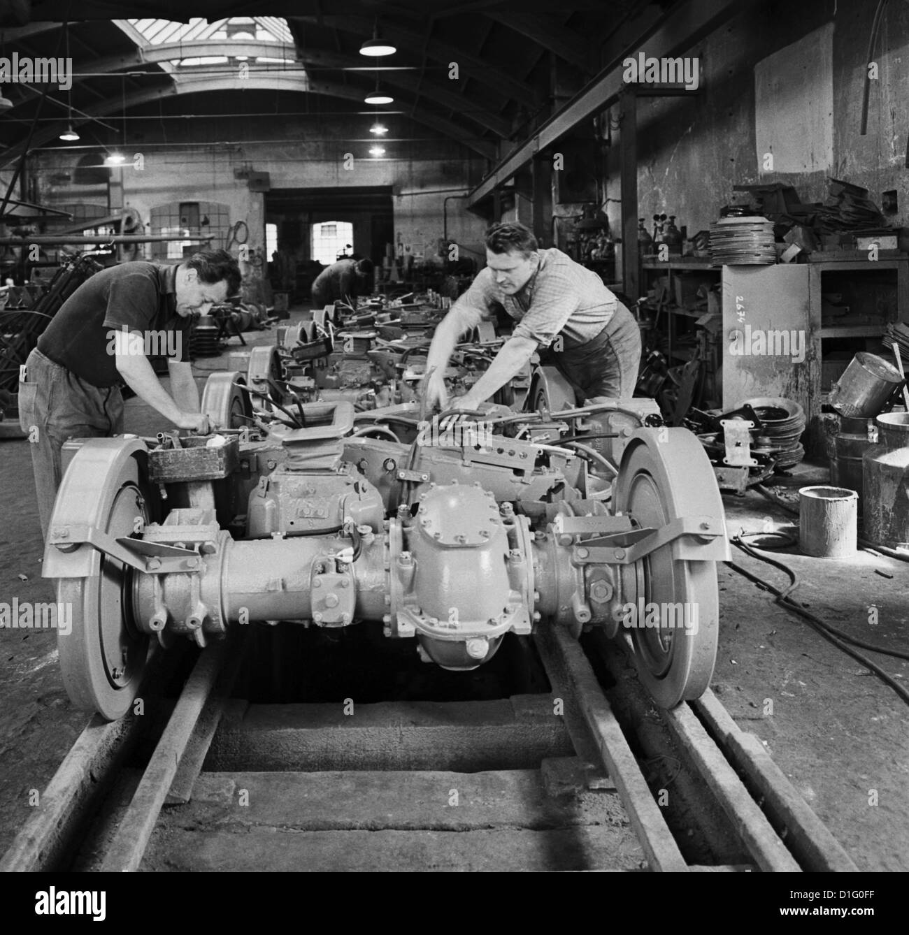 Il Tatra Smichov tram lavoratori in fabbrica durante il montaggio del telaio nuovo T3 tram Praga Cecoslovacchia 1963 CTK foto / Jovan Foto Stock